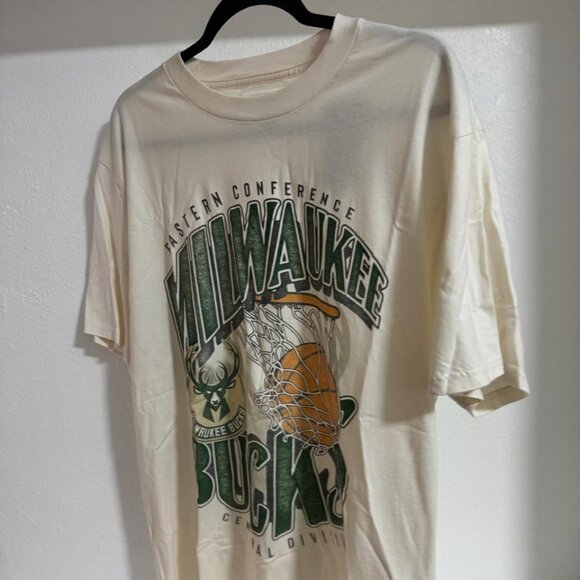 Hollister RELAXED MILWAUKEE BUCKS GRAPHIC TEE - Picture 1 of 3